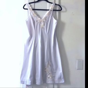 Vintage Meryl slip with embroiderey 🌸